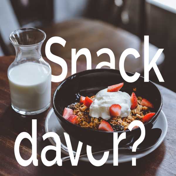 Schüssel Müsli mit einem Glas Milch