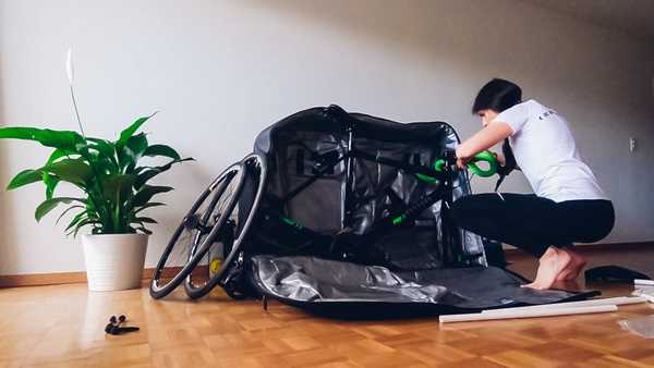 Tania am Paken fürs Trainingslager