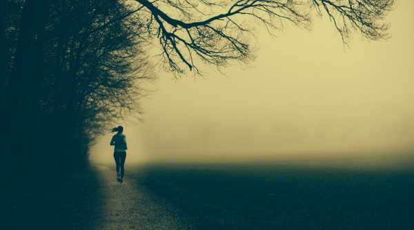 Tania beim Laufen im Nebel