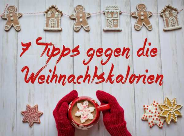 Lebkuchen, eine Tasse warme Schokolade und zwei Hände mit Handschuhen